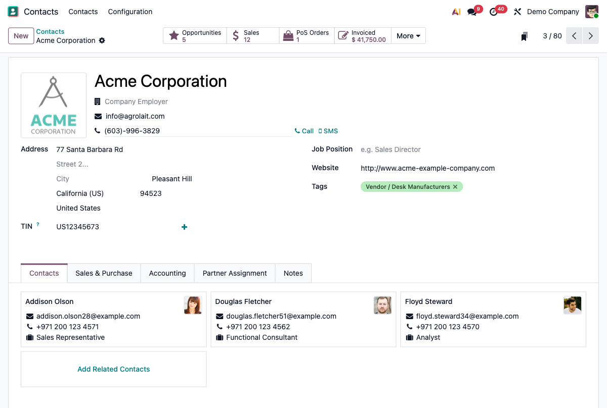 Rekord firmy w Odoo, z powiązanymi kontaktami i tagami